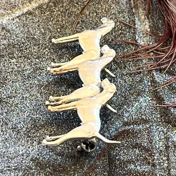 Vintage Preowned Three Hunting Dogs Pin Brooch Unsigned - Picture 7 of 17